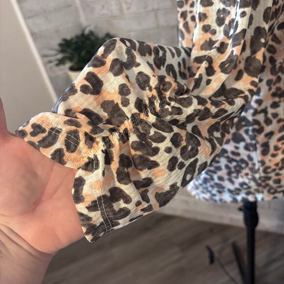 Emily Daniels Ribbed 3/4 Sleeve Animal Print Top Size XL Gold Buttons Notch Neck - Picture 7 of 9